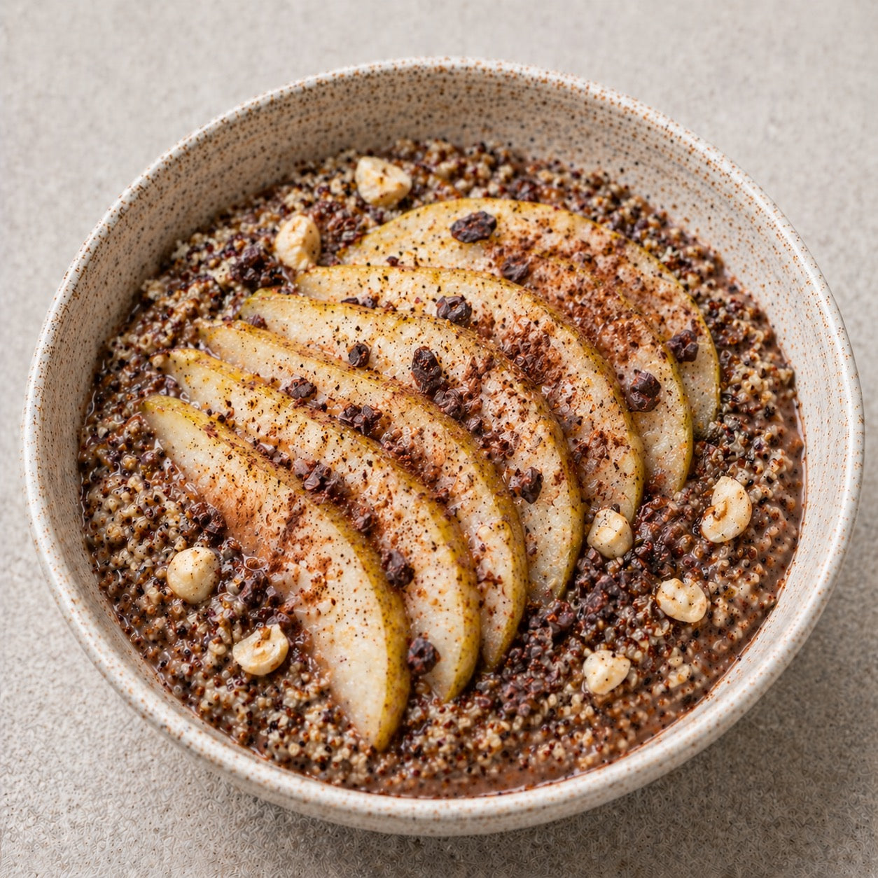 Quinoa breakfast bowl poire-cacao