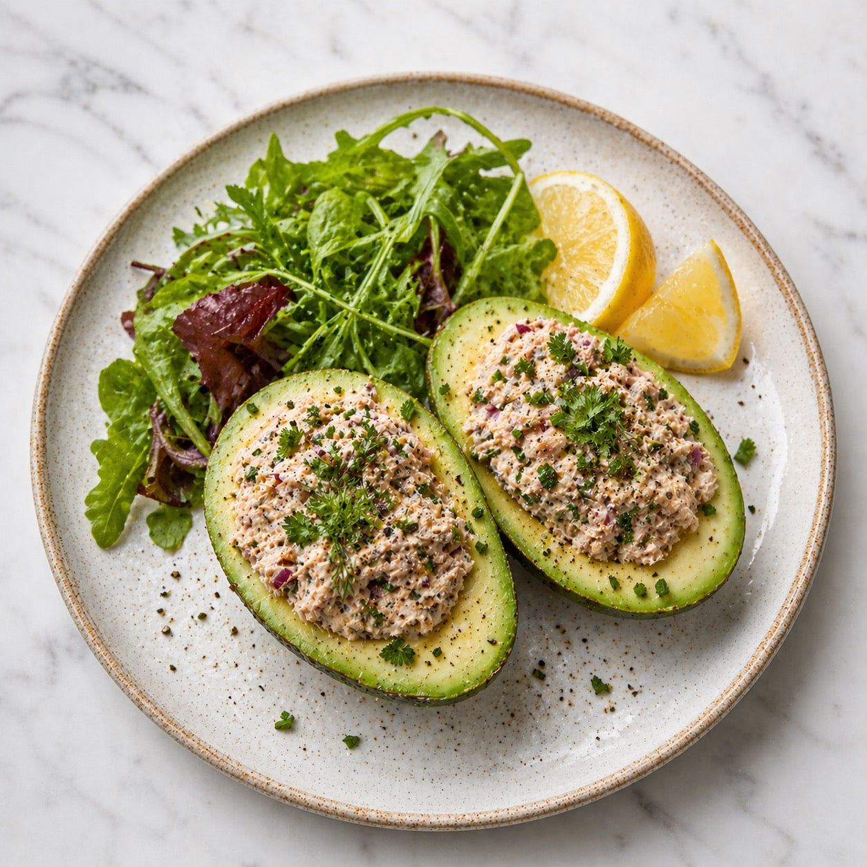 Avocats farcis au thon et aux herbes