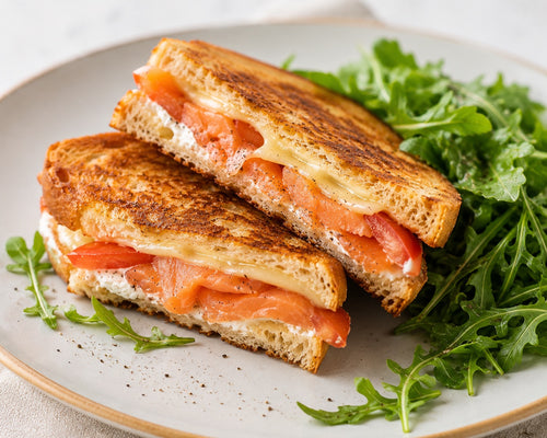 Croque-monsieur complet au saumon fumé, gruyère léger et roquette