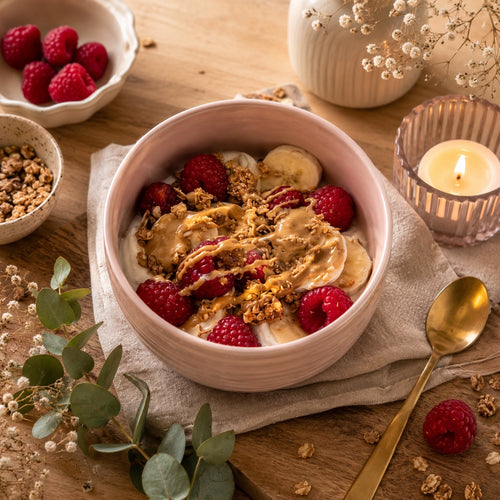 Bowl yaourt grec, granola, banane-framboise et amande
