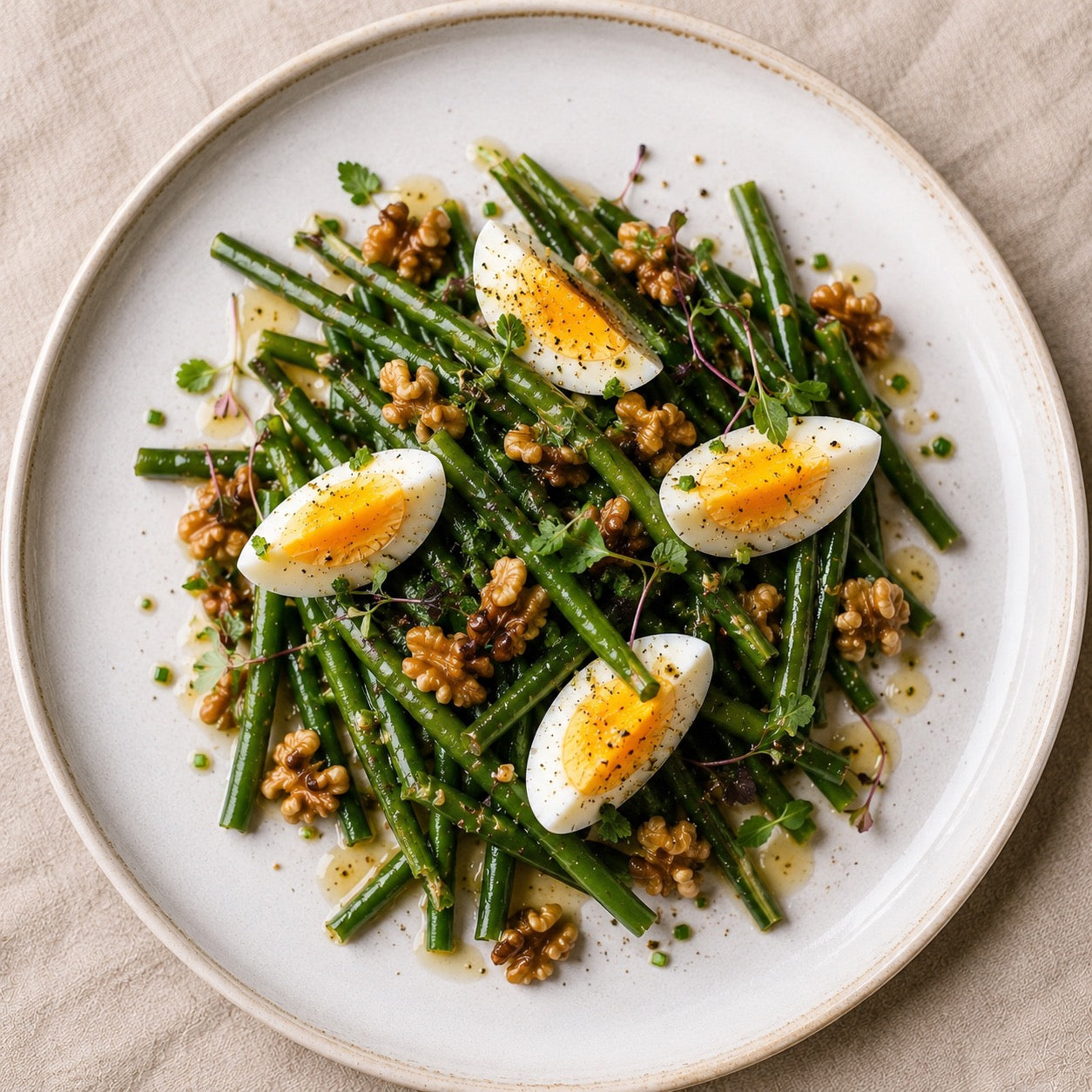 Salade de haricots verts, œuf et noix