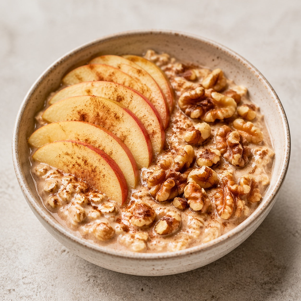 Overnight oats pomme-cannelle et noix préparé la veille