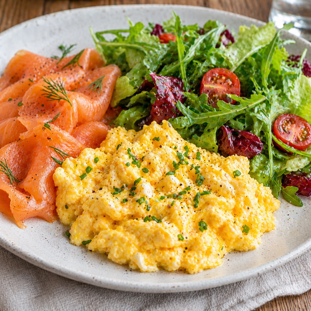 Œufs brouillés saumon fumé salade