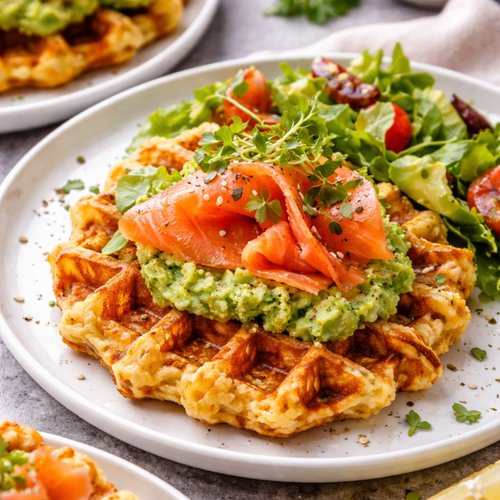 Gaufres croustillantes pomme de terre, avocat et saumon fumé